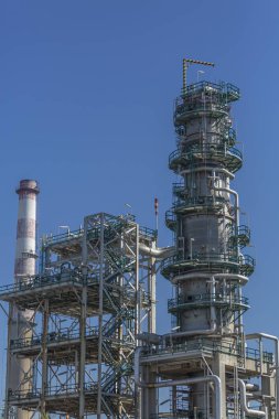 Sanayi tema, ayrıntılı bölümü görünümü, binalar, ekipmanları ve Makinaları, mavi gökyüzü ile petrol rafineri sanayi kompleksi arka plan, Portekiz