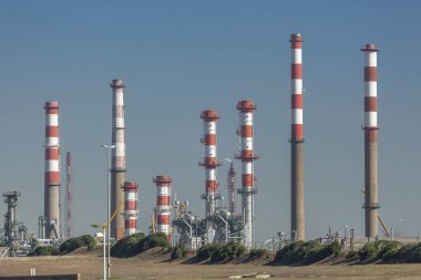 Sanayi tema, tam görüntülemek, endüstriyel kompleks petrol rafinerisi, binalar, ekipman ve makine, mavi gökyüzü arka plan, Portekiz