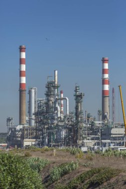 Sanayi tema, tam görüntülemek, endüstriyel kompleks petrol rafinerisi, binalar, ekipman ve makine, mavi gökyüzü arka plan, Portekiz