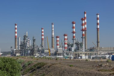 Sanayi tema, tam görüntülemek, endüstriyel kompleks petrol rafinerisi, binalar, ekipman ve makine, mavi gökyüzü arka plan, Portekiz