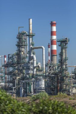 Sanayi tema, ayrıntılı bölümü görünümü, binalar, ekipmanları ve Makinaları, mavi gökyüzü ile petrol rafineri sanayi kompleksi arka plan, Portekiz