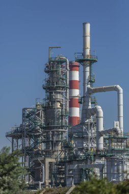 Sanayi tema, ayrıntılı bölümü görünümü, binalar, ekipmanları ve Makinaları, mavi gökyüzü ile petrol rafineri sanayi kompleksi arka plan, Portekiz