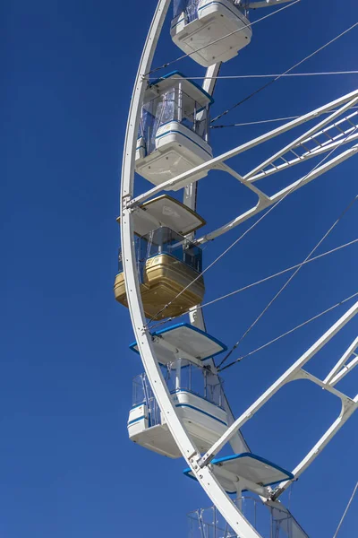 Pariserhjul Med Stolar Metalliska Struktur Kompletta Element Nära Floden Downtown — Stockfoto