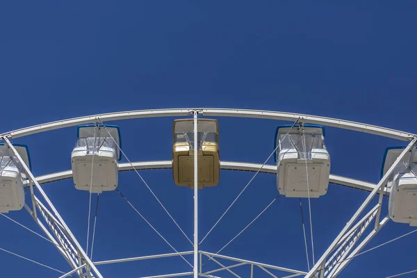 Roda Gigante Com Cadeiras Estrutura Metálica Elemento Recreativo Junto Rio — Fotografia de Stock