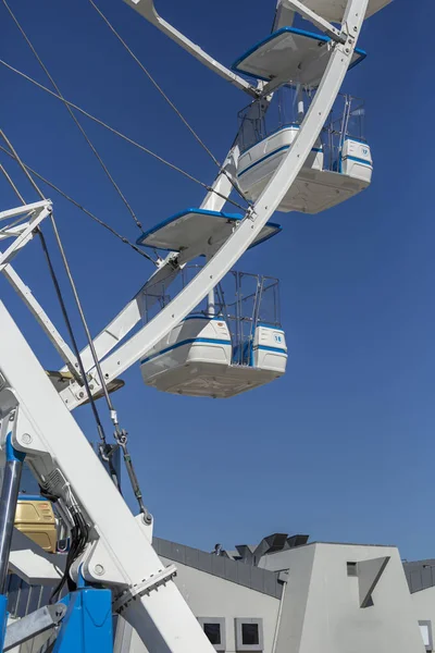 Riesenrad Mit Stühlen Metallische Struktur Erholungselement Der Nähe Des Flusses — Stockfoto