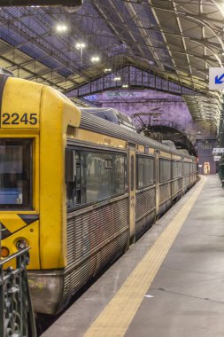 Oporto/Portekiz-10/02/2018: St. Bento Tren İstasyonu, Oporto şehri iç tren, yan bakış açısı ile bir tünel, Portekiz için meydanlarda görünümünü