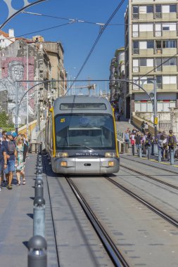 Oporto/Portekiz-10/02/2018: ön metro vagonu, Porto, Portekiz şehir yukarıda D. Maria köprü görünümü