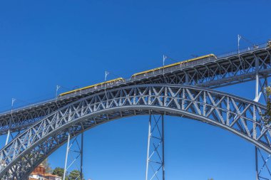 Görünümü, metalik Köprüsü, D. Maria sarı metro vagonu, Porto, Portekiz ile Gustave Eiffel tarafından inşa PIA