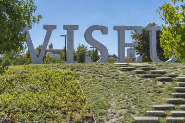 Viseu / Portekiz - 10/09/2018: kentsel park, Viseu içinde bulunan Viseu şehir, adını taşıyan büyük metal harflerle arka plan Portekiz tarihi merkezi ile