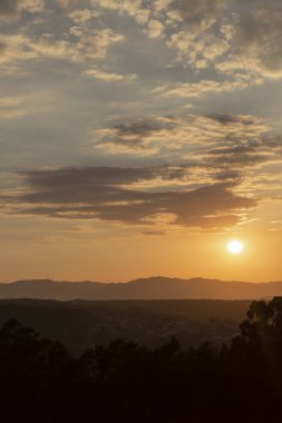 Rüzgar türbinleri ile Dağları ve gökyüzü, Portekiz ile fantastik gökyüzü görünümü