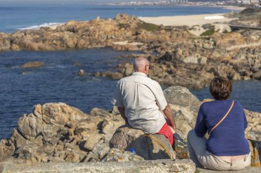 Üst düzey çift rahatlatıcı görünümünü manzaralı Leca da Palmeira Beach, Porto, Portekiz