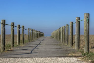 Ahşap yaya yürüme yolu, okyanus plaj, Portekiz yanındaki doğru perspektif görünümü