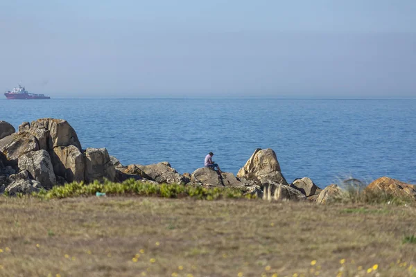 Leca Palmeira Porto Portugal 2018 Hombre Disfrutando Vista Sentado Las — Foto de Stock