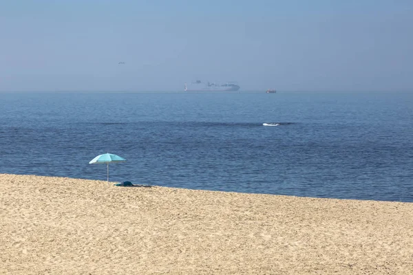 Uitzicht Strand Met Schoon Zand Strand Parasol Geïsoleerd Het Strand — Stockfoto