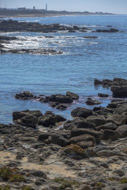 Görünümünü Atlantik Okyanusu ile deniz ve kayalar üzerinde sahil, Leca da Palmeira, Porto, Portekiz
