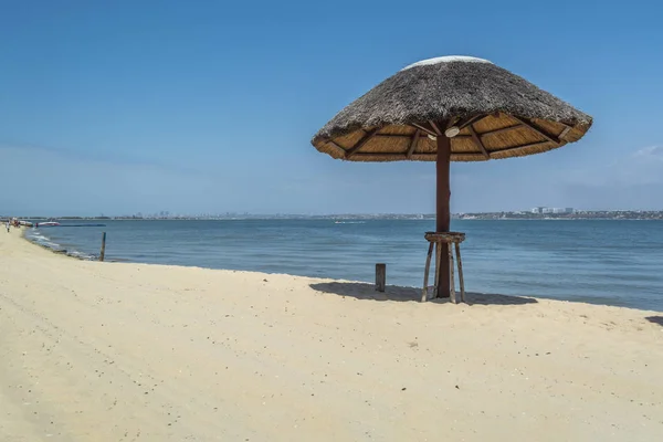 Stro Parasol Tropische Paradijselijke Strand Angola — Stockfoto