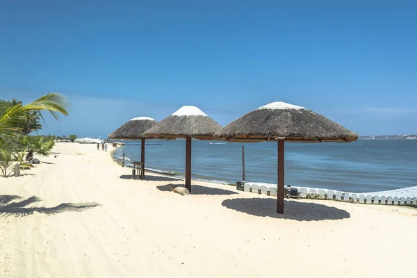 Tropik ve paradisiac plajda, Angola üç saman şemsiye