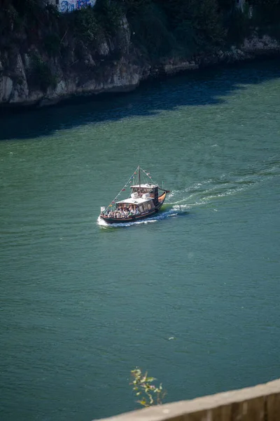 Uitzicht op de rivier de Douro, met recreatieve boten zeilen, voor toeristische tours — Stockfoto