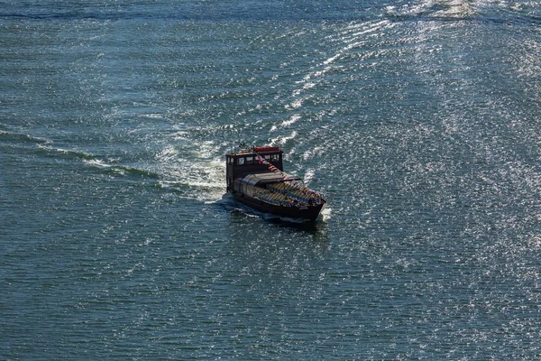Vista del río Duero, con embarcaciones de recreo navegando, para visitas turísticas — Foto de Stock