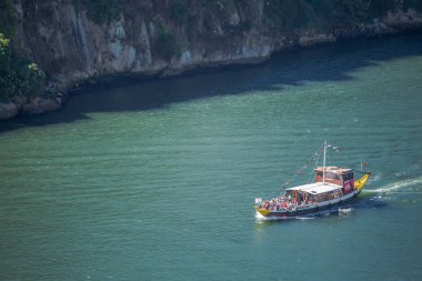 Oporto/Portekiz-10/02/2018: eğlence tekne yelken, turistik Turları, Portekiz için ile nehir Douro görünümünü