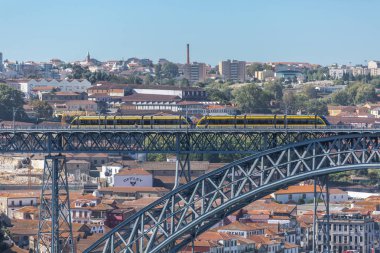 Porto/Portekiz-10/02/2018: geçmeye üst, Douro nehir tekne ve Vila Nova de Gaia şehir arka plan olarak iki metro ile görünüm D. Luis köprü