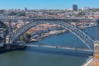 Porto/Portekiz-10/02/2018: D. Luis görünümü köprü, tekneler ve arka plan olarak Gaia şehir Douro nehir