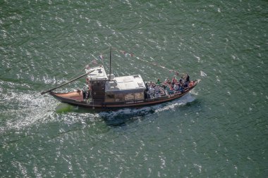 Oporto/Portekiz-10/02/2018: eğlence tekne yelken, turistik Turları, Portekiz için ile nehir Douro görünümünü