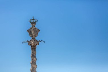 Oporto/Portekiz-10/02/2018: ayrıntılı görünümü boyunduruk Porto kenti, süslü bir heykel, mavi gökyüzü arka plan olarak