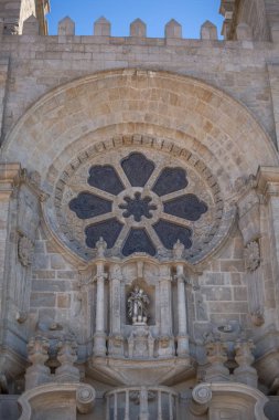 Oporto/Portekiz-10/02/2018: süslü görünümü ayrıntılı Porto Katedrali cephe, rosacea penceresi