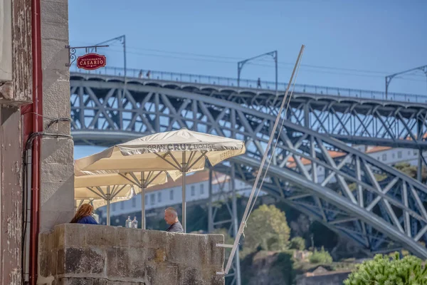 포르투 포르투갈 2018 배경에 세인트 루이스 다리와 레스토랑 발코니 식사의 — 스톡 사진