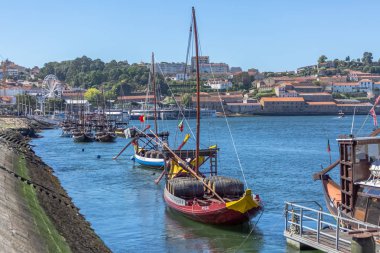 Porto/Portekiz-10/02/2018: görünüm Rabelo ile Douro nehrinin Gaia şehir rıhtımda tekneler