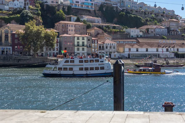 Porto Portugal 2018 Vista Rio Douro Com Barco Recreio Para — Fotografia de Stock