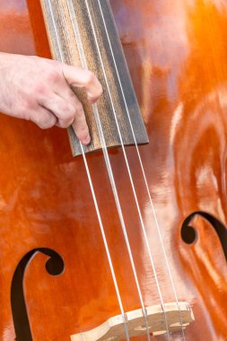 Kontrbas sokakta oynayan kişinin görünümü...