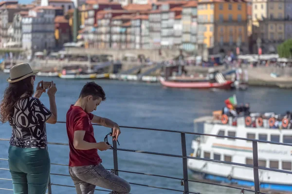 Gaia Porto Portugal 2018 Vista Mãe Filho Olhar Tirar Fotografias — Fotografia de Stock