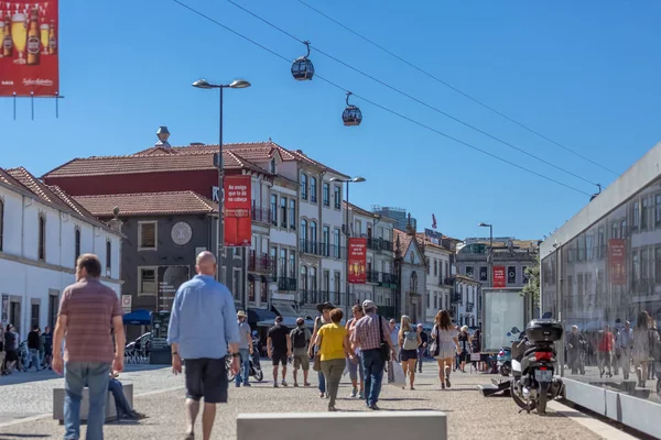 Gaia / Porto / Portekiz - 10 01 2018: Gaia görünümü şehir şehir binaları ile arka planda sokak ve havadan tramvay turist