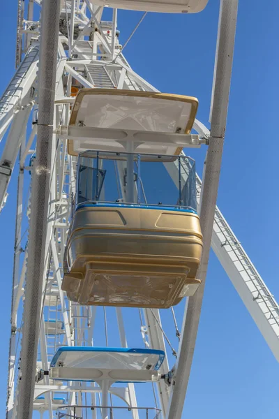 Riesenrad Mit Stühlen Metallische Struktur Erholungselement Der Nähe Des Flusses — Stockfoto