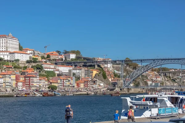 Porto Portugalia 2018 Widok Rzeki Douro Turystów Rabelo Łodzi Doki — Zdjęcie stockowe