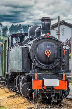 Eski Tren dramatik gökyüzü ile önden görünümü...