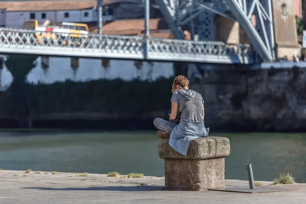 Porto Portugal 2018 Blick Auf Ein Mädchen Das Auf Einer — Stockfoto