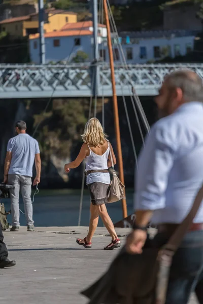 Oporto Portogallo 2018 Vedi Persone Sulle Banchine Ribeira Anziana Che — Foto Stock