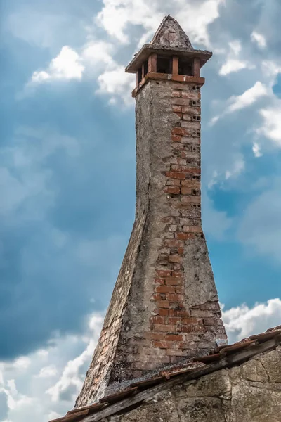 Ayrıntılı görünüm os eski bir ev bacanın içinde turuncu tuğla...