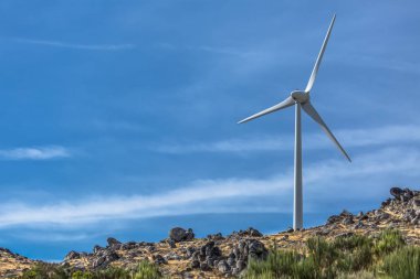 Görünümü bir rüzgar türbinleri üzerine dağlar, Portekiz...