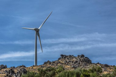 Görünümü bir rüzgar türbinleri üzerine dağlar, Portekiz...