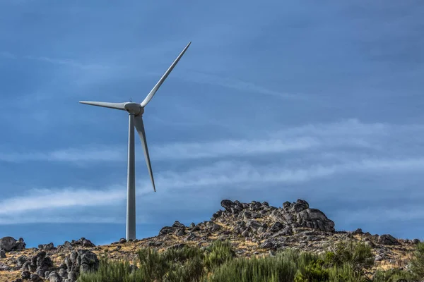 Görünümü bir rüzgar türbinleri üzerine dağlar, Portekiz...