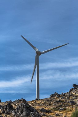 Görünümü bir rüzgar türbinleri üzerine dağlar, Portekiz...