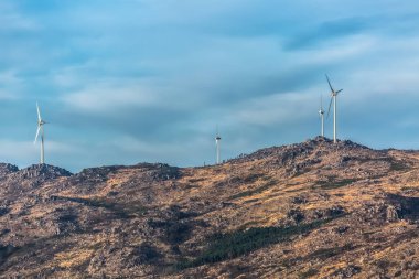 Görünümü bir rüzgar türbinleri üzerine dağlar, Portekiz...