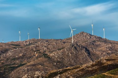 Görünümü bir rüzgar türbinleri üzerine dağlar, Portekiz...