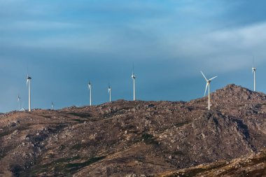 Görünümü bir rüzgar türbinleri üzerine dağlar, Portekiz...