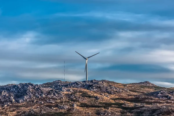 在山顶上的风力涡轮机的看法 戏剧性的日落天空 在葡萄牙 — 图库照片