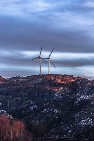 Weergave Van Een Windturbines Top Van Bergen Dramatische Avondrood Portugal — Stockfoto